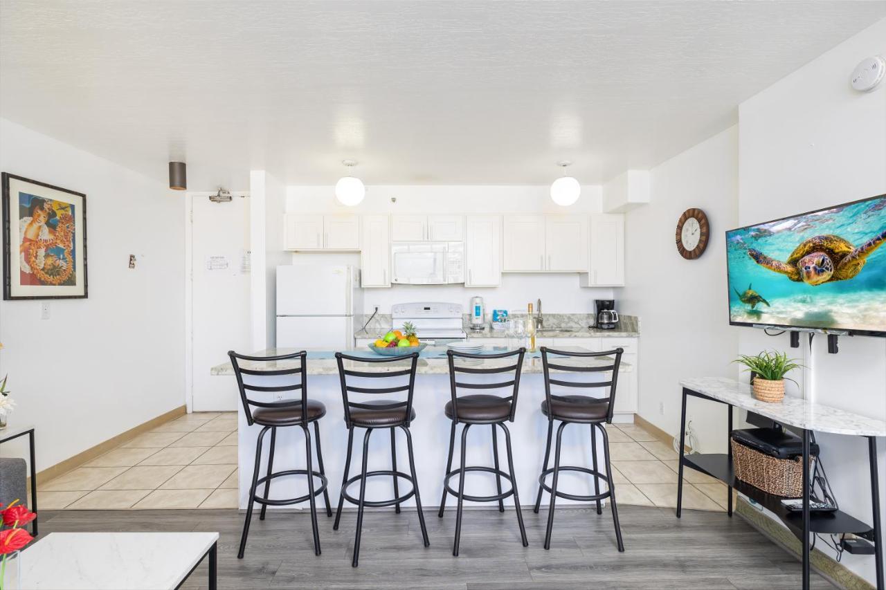 Waikiki Escapade Mountain Views Condo, Steps To Beach With Parking Perk Honolulu Kültér fotó